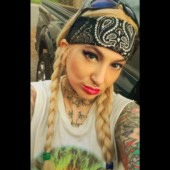 Meet your Posher, Aly - Picture 1 of 1